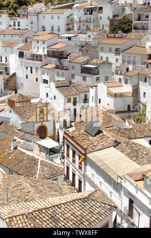 Weiße Häuser und Einsiedelei von Setenil de las Bodegas, Cadiz, berühmte weiße Stadt in Andalusien, Spanien. Schönen, sonnigen Tag in einem Dorf. Stockfoto