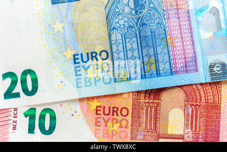 Euro-banknoten im Detail auf Tisch. Wechsel verschiedener Konfessionen Stockfoto