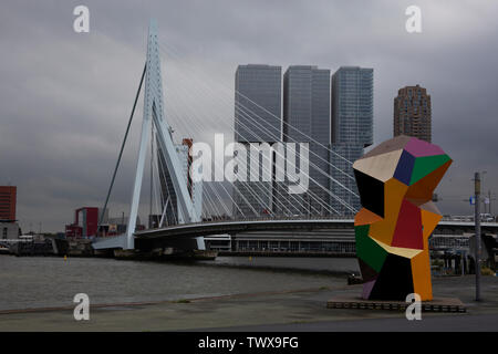 Der Erasmusbrücke über die Nieuwe Maas mit der De Rotterdam Gebäude, und Skulptur - Marathon - von Henk Visch Rotterdam, Niederlande Stockfoto