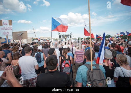 Prag, Tschechische Republik, 23.6.2019, die größte Demonstration seit 1989 auf dem Letna plain in Prag gegen Premier Babis und seine Regierung für die Freiheit Stockfoto