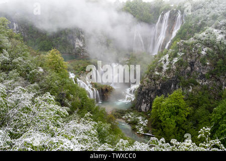 Seltene Schnee im Frühjahr (Mai), Nationalpark Plitvicer Seen, Kroatien Stockfoto