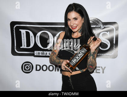 Juni 22, 2019, Glendale, Kalifornien, USA - Joanna Angel besucht Doom Whiskey Verkostung bei Remedy Alkohole in Glendale, Kalifornien. (Bild: © Billy Bennight/ZUMA Draht) Stockfoto