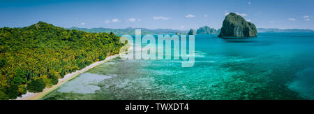 Panoramablick auf die drohne Luftaufnahme der Küstenlandschaft vom Festland Palawan mit tropischen Pinagbuyutan Inseln am Horizont. El Nido-Philippines. Am besten Stockfoto