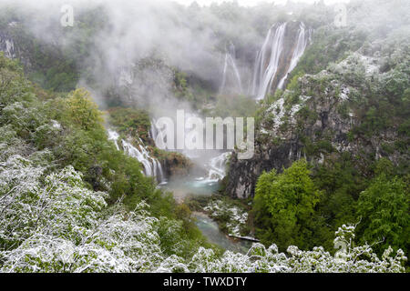 Seltene Schnee im Frühjahr (Mai), Nationalpark Plitvicer Seen, Kroatien Stockfoto