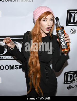 Juni 22, 2019, Glendale, Kalifornien, USA - Lauren Phillips besucht Doom Whiskey Verkostung bei Remedy Alkohole in Glendale, Kalifornien. (Bild: © Billy Bennight/ZUMA Draht) Stockfoto