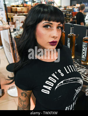 Juni 22, 2019, Glendale, Kalifornien, USA - Jessie Lee besucht Doom Whiskey Verkostung bei Remedy Alkohole in Glendale, Kalifornien. (Bild: © Billy Bennight/ZUMA Draht) Stockfoto