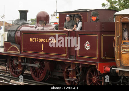 23. Juni 2019 - London Metropolitan Dampflok Nr. 1 schleppen ein Erbe dampfzug zwischen High Street Kensington und Ealing Broadway an der Stamford Brook Station am 150. Jahrestag der District Line. Lok Nr. 1 wurde 1898 in Neasden gebaut, 0-4-4T und ist in Buckinghamshire Railway Centre erhalten. Stockfoto