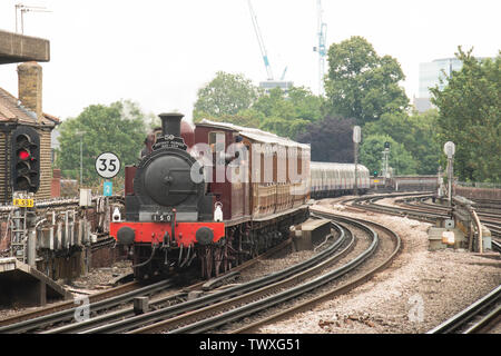 23. Juni 2019 - London Metropolitan Dampflok Nr. 1 schleppen ein Erbe dampfzug zwischen High Street Kensington und Ealing Broadway an der Stamford Brook Station am 150. Jahrestag der District Line. Lok Nr. 1 wurde 1898 in Neasden gebaut, 0-4-4T und ist in Buckinghamshire Railway Centre erhalten. Stockfoto