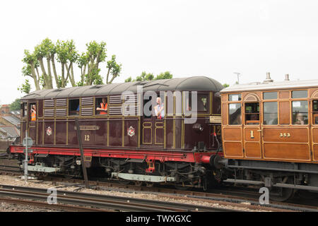 23. Juni 2019 - London Metropolitan E-Lok Nr. 12 von arah Siddons' schleppen ein Erbe dampfzug zwischen High Street Kensington und Ealing Broadway an der Stamford Brook Station am 150. Jahrestag der District Line. Stockfoto