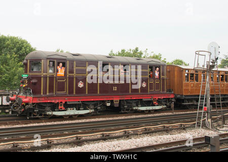 23. Juni 2019 - London Metropolitan E-Lok Nr. 12 von arah Siddons' schleppen ein Erbe dampfzug zwischen High Street Kensington und Ealing Broadway an der Stamford Brook Station am 150. Jahrestag der District Line. Stockfoto