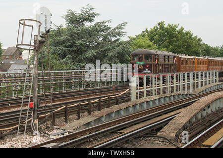 23. Juni 2019 - London Metropolitan E-Lok Nr. 12 von arah Siddons' schleppen ein Erbe dampfzug zwischen High Street Kensington und Ealing Broadway an der Stamford Brook Station am 150. Jahrestag der District Line. Stockfoto