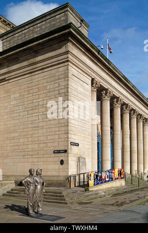 UK, South Yorkshire, Sheffield, Sheffield City Hall & Frauen aus Stahl Skulptur Stockfoto