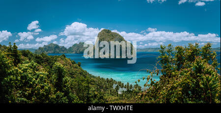 Palawan Archipel. Panorama-aufnahme von El Nido Dschungel Küstenlinie und erstaunlichen tropischen Pinagbuyutan Insel durch blauen Ozean umgeben. Paradies reisen Stockfoto