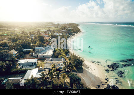 Antenne drone Ansicht bei der Luxus Resorts und der Küste am Strand von Belle Mare auf der Insel Mauritius. Getönten Bild. Stockfoto