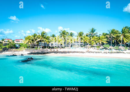 Antenne drone Ansicht bei der Luxus Resorts und der Küste am Strand von Belle Mare auf der Insel Mauritius. Getönten Bild. Stockfoto