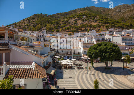 Mijas village. Blick auf das Dorf Mijas an einem sonnigen Tag. Costa del Sol, Andalusien, Spanien. Bild aufgenommen - 20. Juni 2019. Stockfoto