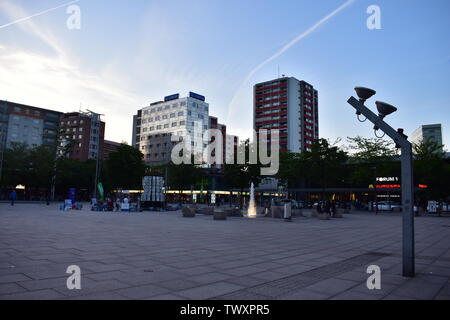 Am Abend Foto von stadtplatz am Eingang der OBB Bahnhof in Salzburg Wien Stockfoto