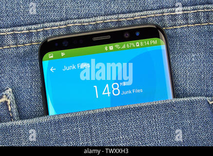 MONTREAL, KANADA - Dezember 23, 2018: Junk-dateien cleaner android app auf Samsung S8-Bildschirm. Stockfoto