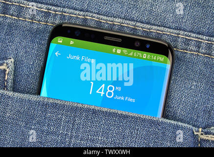 MONTREAL, KANADA - Dezember 23, 2018: Junk-dateien cleaner android app auf Samsung S8-Bildschirm. Stockfoto
