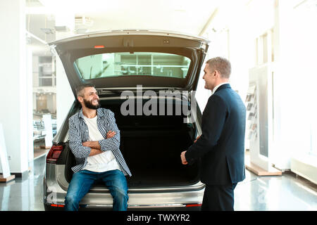 Man wählt Neues Auto in Salon Stockfoto