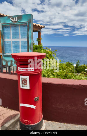 Roten Briefkasten im Sonnenschein von Funchal, Madeira, Portugal, Europäische Union Stockfoto