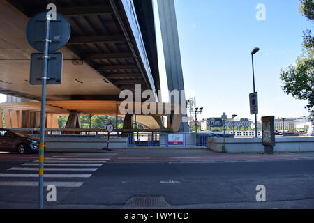 Foto der leeren Straße unterhalb der meisten SNP Brücke in Bratislava, Slowakei während eines sonnigen Nachmittag entfernt Stockfoto