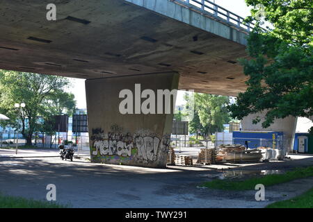 Blick auf Graffiti wall unter der Brücke Most SNP in Bratislava, Slowakei Stockfoto