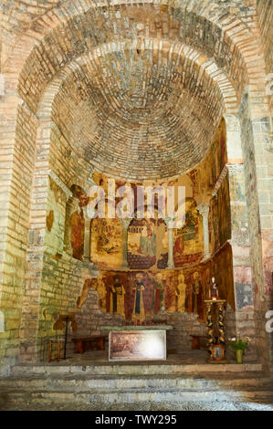 Apsis, Altar und Wandmalereien der XI. Jahrhundert romanischen Kirche Santa María de Iguácel (Larrosa, Garcipollera, Huesca, Aragon, Pyrenäen, Spanien) Stockfoto