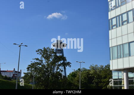 Panorama Foto in die fliegende Untertasse UFO in Bratislava Slowakei konzentrieren Stockfoto