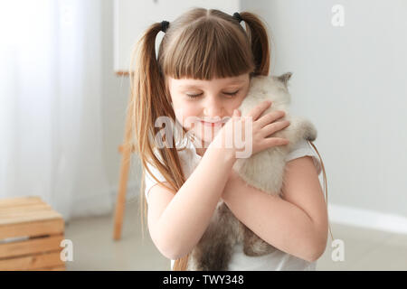 Mädchen mit niedlichen flauschige Kätzchen zu Hause Stockfoto