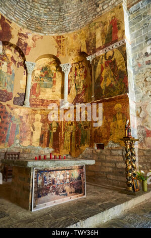 Altar, Wandmalereien und Jungfrau Skulptur des XI Jahrhunderts romanischen Kirche Santa María de Iguácel (Larrosa, Garcipollera, Huesca, Aragón, Spanien) Stockfoto