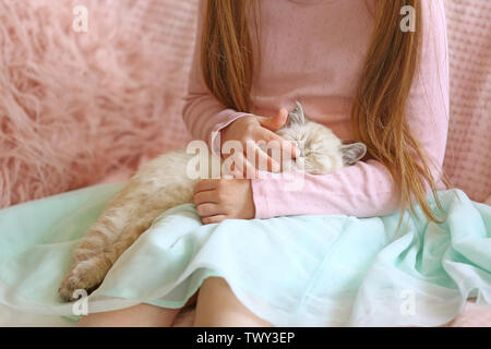 Mädchen mit niedlichen flauschige Kätzchen zu Hause Stockfoto