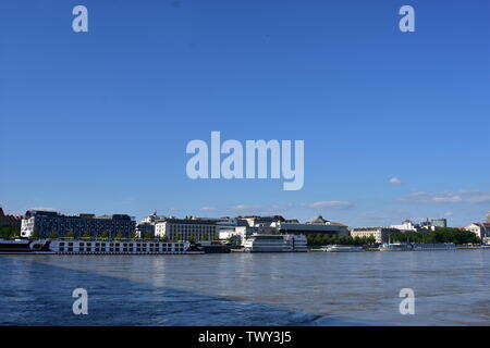 Landschaft Blick auf die Donau über Die meisten SNP Brücke in Bratislava. Stockfoto