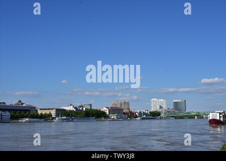 Landschaft Blick auf die Donau über Die meisten SNP-Brücke Stockfoto