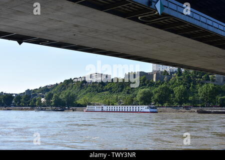 Panoramablick auf einem Boot segeln unter Die SNP-Brücke in Bratislava. Stockfoto