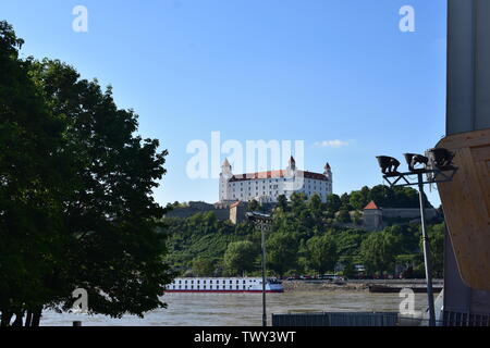 Schönen weiten Blick von der Burg Bratislava aus unter die SNP Brücke genommen Stockfoto