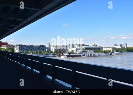 Blick auf die Donau aus dem Schatten der meisten SNP-Brücke Stockfoto