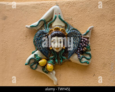 Keramik Trinacra Medusa an der Wand aufhängen, Taormina, Sizilien Stockfoto