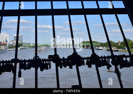 Panoramabild der Zaun mit Vorhängeschlössern unter den meisten SNP-Brücke Stockfoto