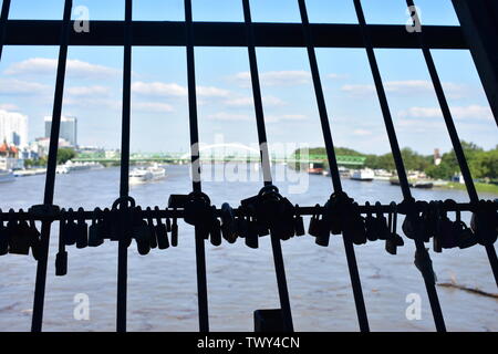 Foto von Zaun mit Vorhängeschlössern unter den meisten SNP-Brücke Stockfoto