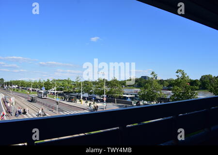 Anzeigen von Personen, die Straßen unter der Brücke Most SNP Stockfoto