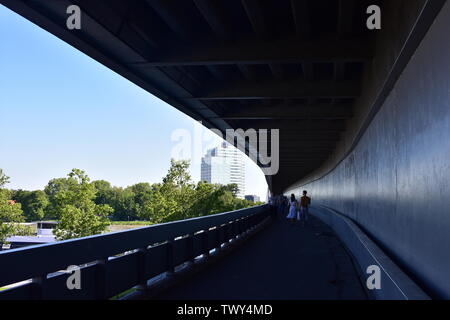 Foto von Paar zu Fuß durch die dunkle Brücke Most SNP Stockfoto