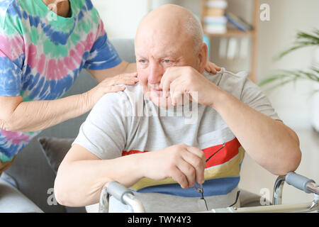 Ältere Frau beruhigend sie traurig Freund in Pflegeheim Stockfoto