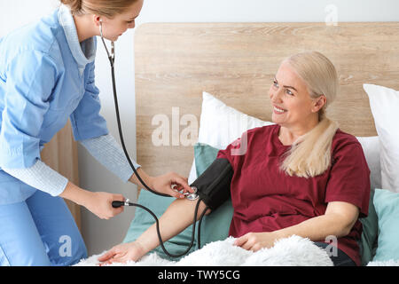 Medical Assistant Blutdruck Messen Der Reifen Beim Patienten Zu