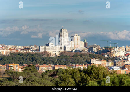 Panoramablick auf Madrid Skyline vom Casa de Campo Park. Stockfoto