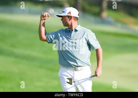 Cromwell CT, USA. 23. Juni 2019. Chez Reavie, der Vereinigten Staaten, pumpt seine Faust nach dem Gewinn der PGA Travelers Championship Golf Turnier an TPC River Highlands in Cromwell CT statt. Eric Canha/Cal Sport Media/Alamy leben Nachrichten Stockfoto