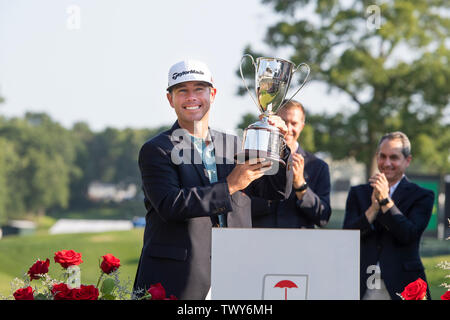 Cromwell CT, USA. 23. Juni 2019. Chez Reavie, der Vereinigten Staaten, wirft mit der Trophäe, nachdem er die PGA Travelers Championship Golf Turnier an TPC River Highlands in Cromwell CT statt. Eric Canha/Cal Sport Media/Alamy leben Nachrichten Stockfoto