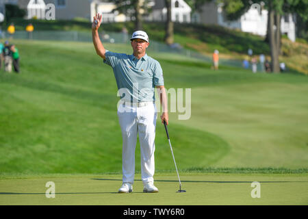 Cromwell CT, USA. 23. Juni 2019. Chez Reavie, der Vereinigten Staaten, Wellen zu Ventilatoren nach Gewinnen der PGA Travelers Championship Golf Turnier an TPC River Highlands in Cromwell CT statt. Eric Canha/Cal Sport Media/Alamy leben Nachrichten Stockfoto