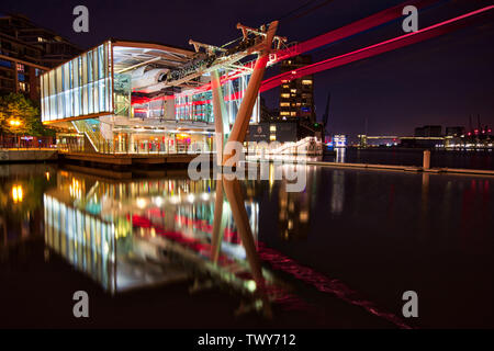 Greenwich River Crossing Cable Car Station mit Reflexion in Dockland in Summer Night, London, England Stockfoto