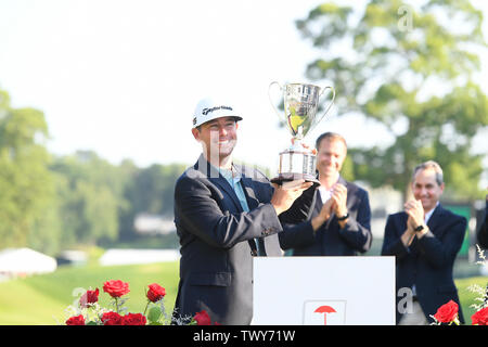 Cromwell CT, USA. 23. Juni 2019. Chez Reavie, der Vereinigten Staaten, wirft mit der Trophäe, nachdem er die PGA Travelers Championship Golf Turnier an TPC River Highlands in Cromwell CT statt. Eric Canha/Cal Sport Media/Alamy leben Nachrichten Stockfoto